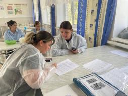 Родители учащихся 1ых классов проверяют качество блюд